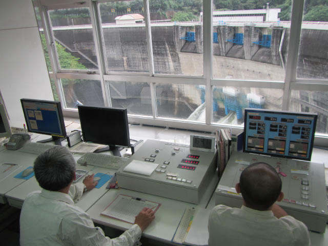 天ケ瀬ダム操作室の画像