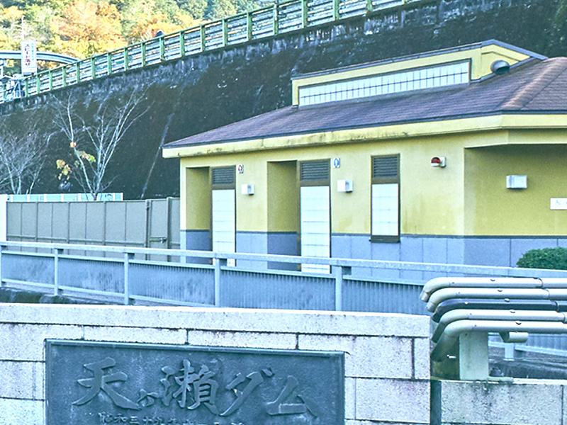 黄天ヶ瀬ダム内のトイレ。黄色の建物が目印