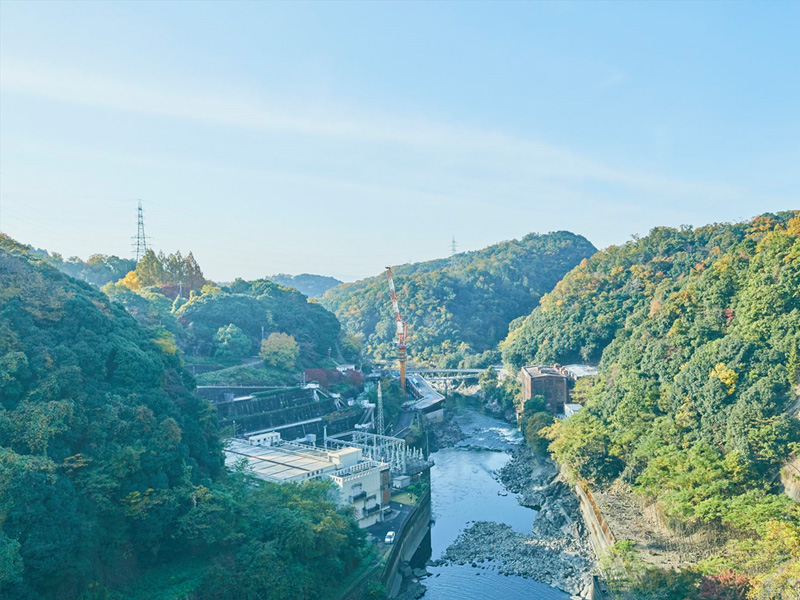 ダムから下流宇治川を望む。左に発電所右に旧志津川発電所